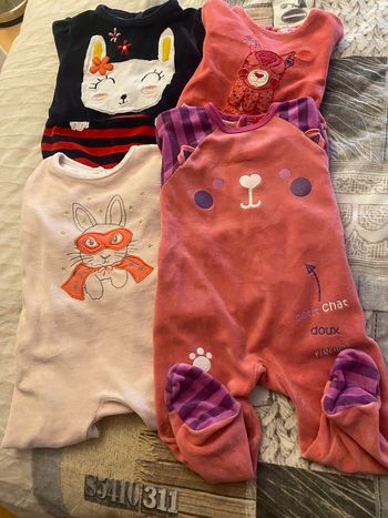 4 pyjama en TBE taille 12 mois du pareil au même