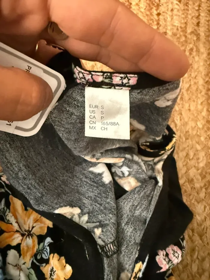 Combishort H&M Divided Noir Imprimé Floral Bretelles Croisées - Taille S Neuf avec étiquette - photo numéro 5