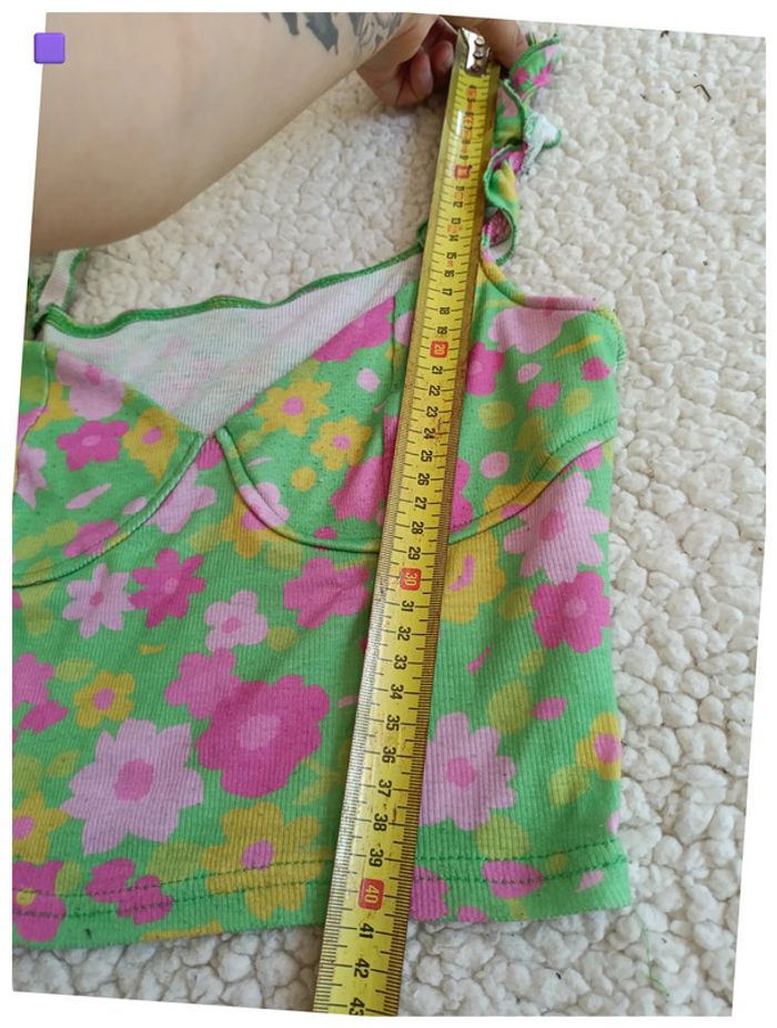 Crop top vert fleuri à bretelles froncées – rétro, été, y2k - photo numéro 5