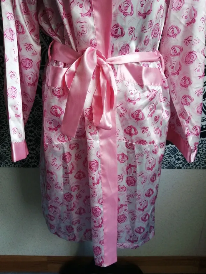 Peignoir vintage en satin rose avec motifs fleurs roses ceinture et poches / nuit chinée / (42-44) - photo numéro 3