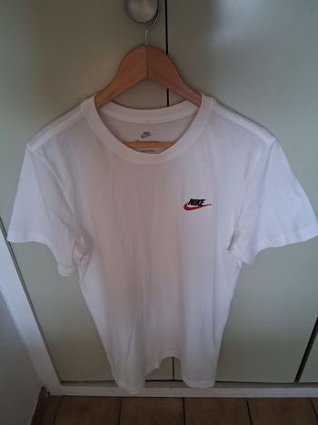 T shirt marque  NiKE