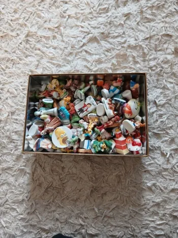 Lot de figurines- fèves Lot de 90 environ.