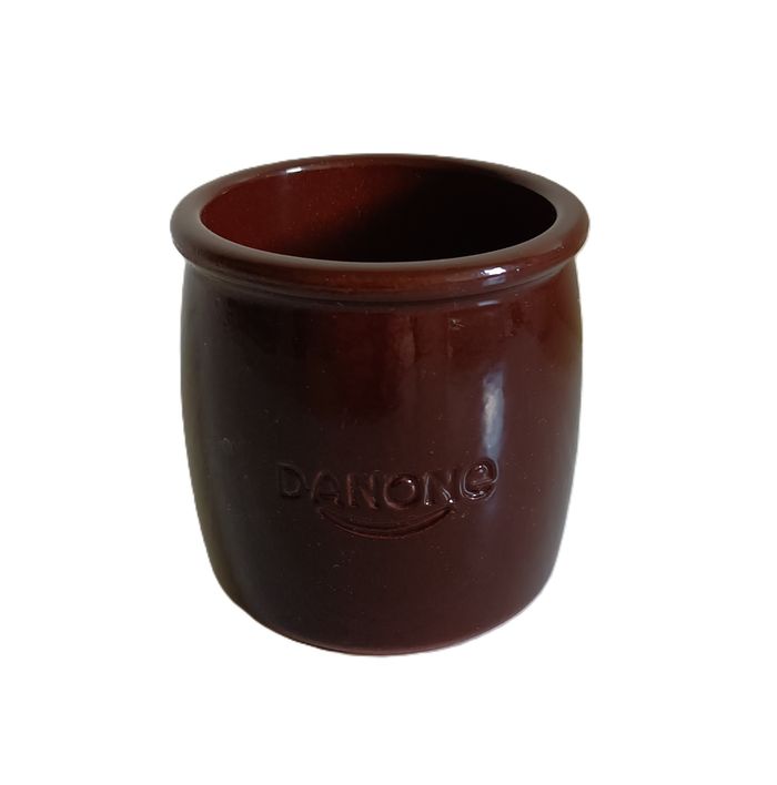 1 pot de yaourt marron. Danone. Grès