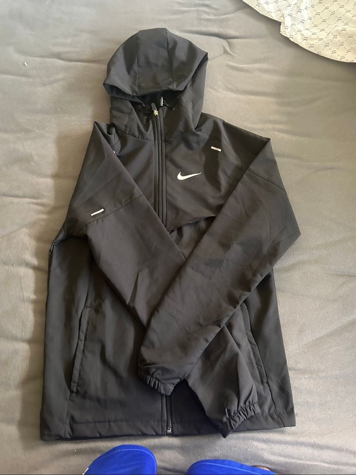 Une  Veste Nike Running porter une seule fois. Bon état. - photo numéro 3