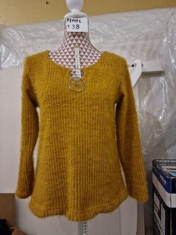 Pull, moutarde,avec bijoux col argenté, en acrylique,en très très bon état, longueur 58cm, marque Gé
