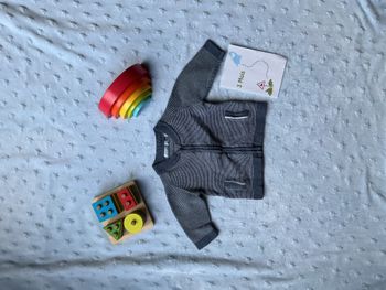 gilet zippé bleu gris rayé blanc 2 poches 3 mois obaibi