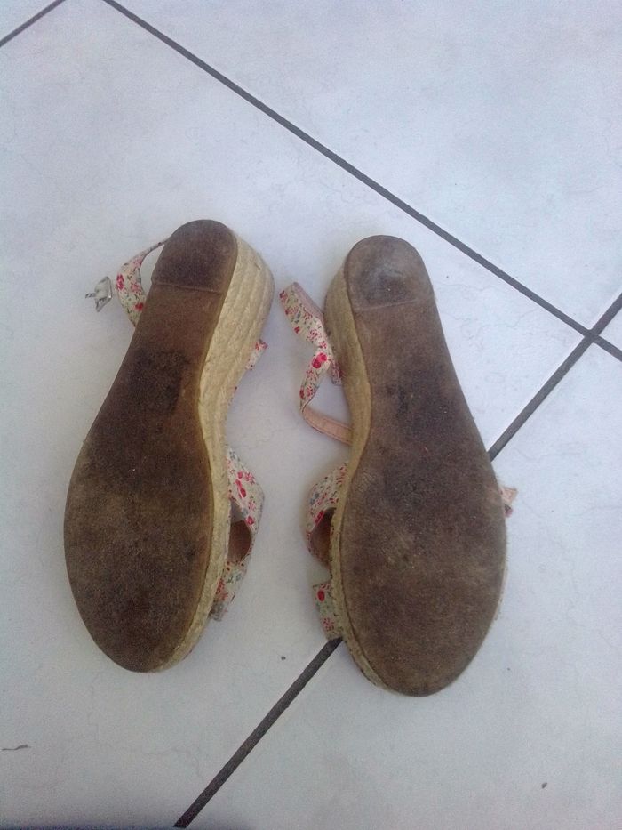 Lot de 3paires de chaussures taille 33(chaussons Bellamy, sandalette nafnaf,chaussures de randonnée) - photo numéro 3