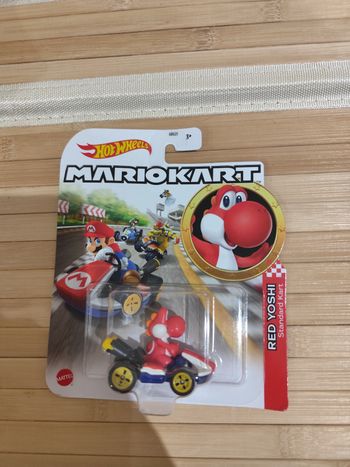 Voiture mario kart hot wheels Yoshi rouge