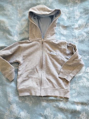 Gilet zippé à capuche