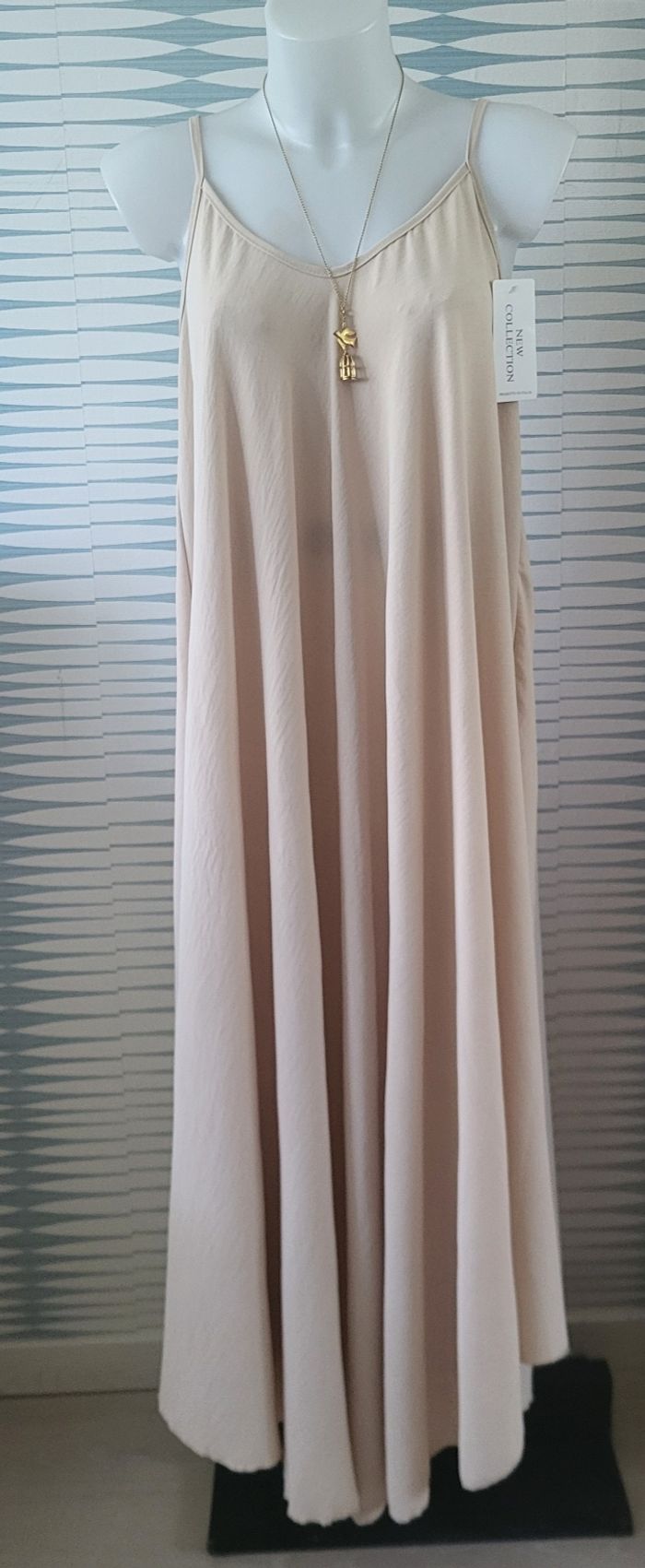 Robe magique beige taille unique (du 38 au 52) New Collection neuve avec étiquette - photo numéro 2