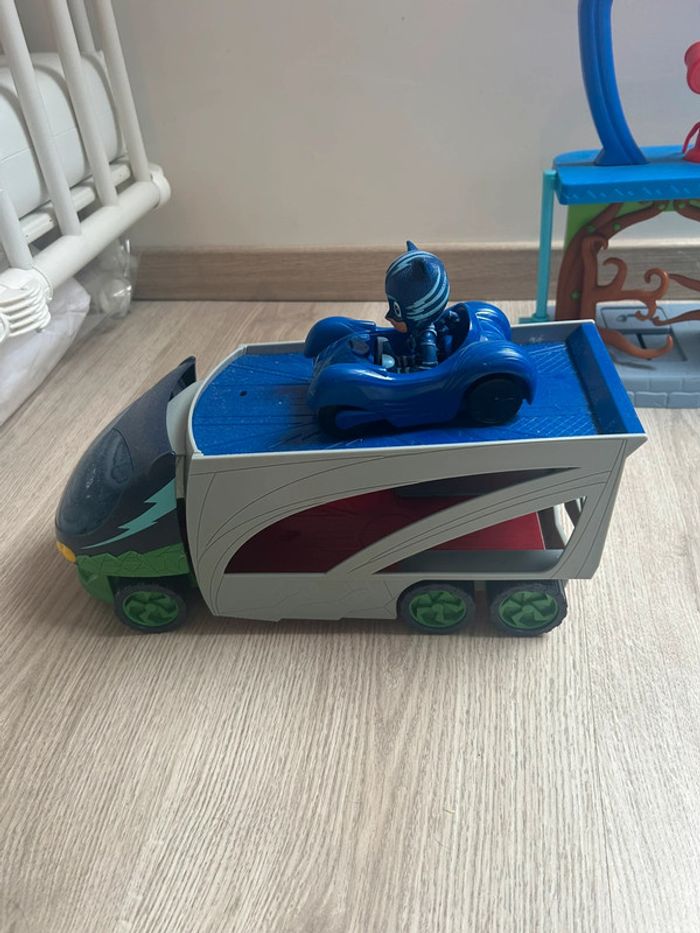 Lot Jouets Pyjamasques – Quartier général + 3 véhicules dont le bus transformable - photo numéro 2