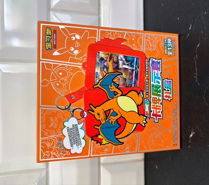 Display Pokemon TCG Dracaufeu Coffret Chinois et Porte-cartes Charizard 26 cartes