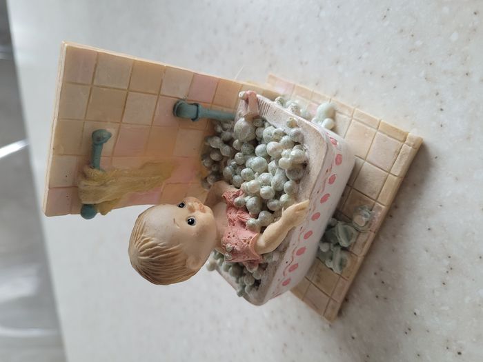 Miniature bébé dans son bain