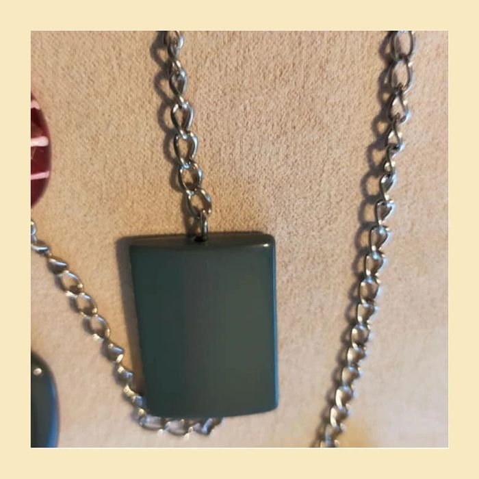 Collier long chaîne argentée et perles fantaisie rouges et grises - photo numéro 10