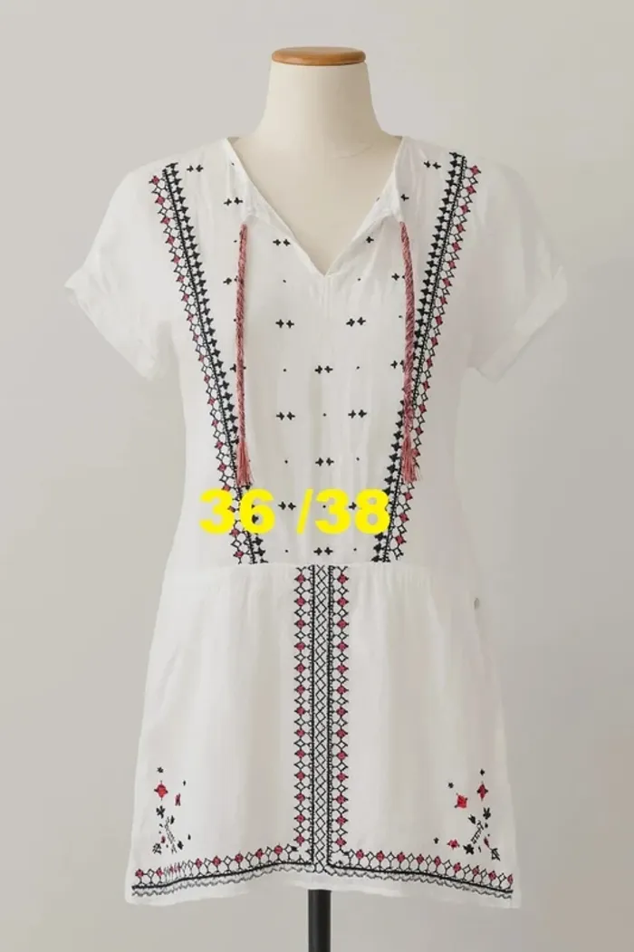 Robe blanche brodée bleu marine rouge Révélation Taille 36 / 38