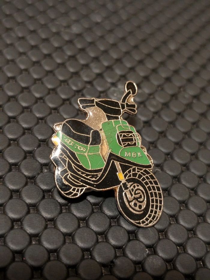 Pin's scooter booster MBK spirit