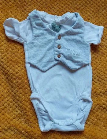 Body H&M, gris et blanc, en très bon état, taille 2/4 mois