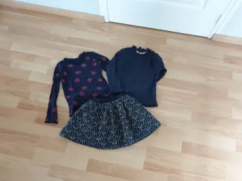 Lot tshirt + Jupe marine 4/5 ans okaidi