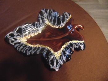 Plat / coupelle Vallauris vintage en forme de feuille