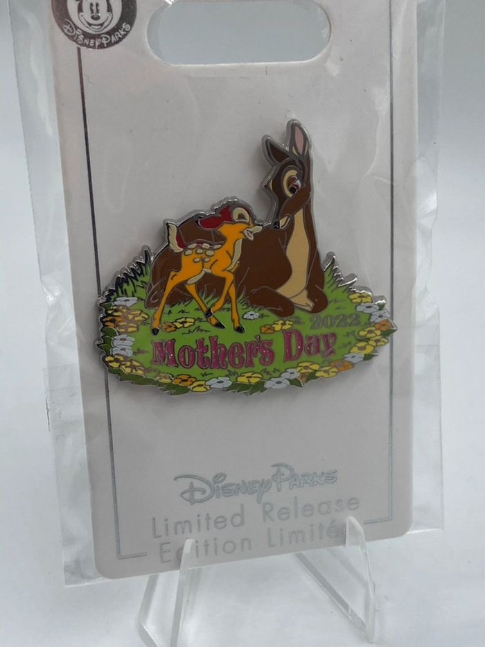 Pin's Bambi pour la fête des mères 2022 - Disney store - édition limitée - photo numéro 2