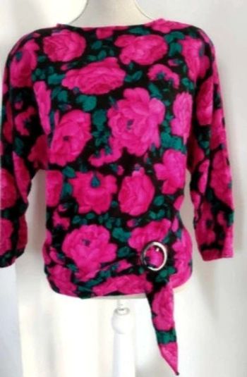 Pull noir à grosses fleurs roses
Manches chauves souris