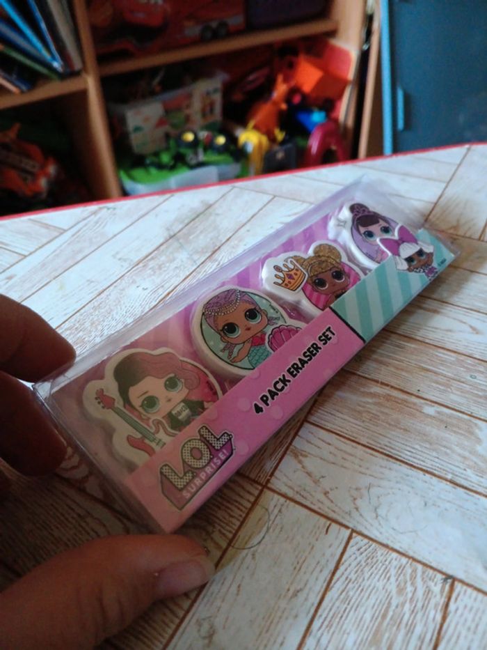 Pack de 4 gommes l.o.l surprise