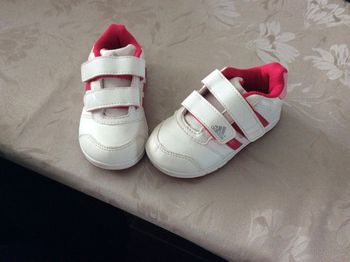 Baskets Adidas à scratchs pointure 22