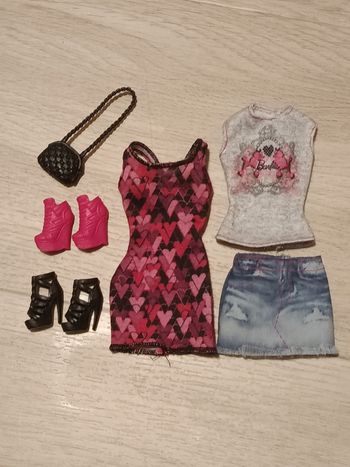 Lot vêtements Barbie