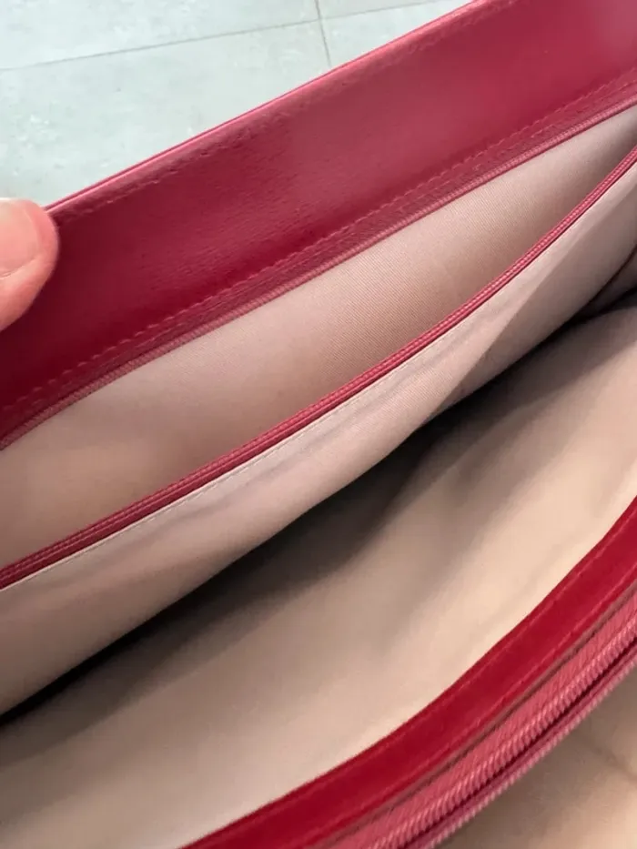 Pochette rouge Mandarina Duck avec une bandoulière usé, 37x28cm - photo numéro 7