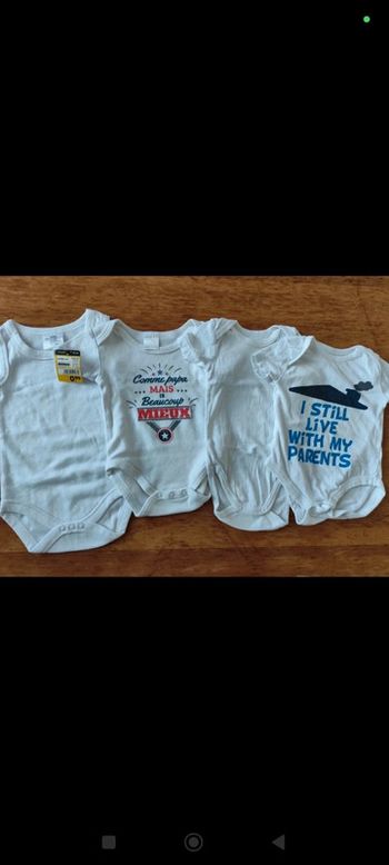 Lot de 4 bodys blancs manches courtes taille 3mois
