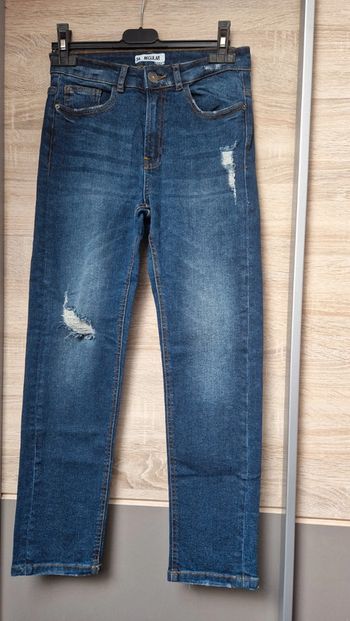Jean regular taille haute.