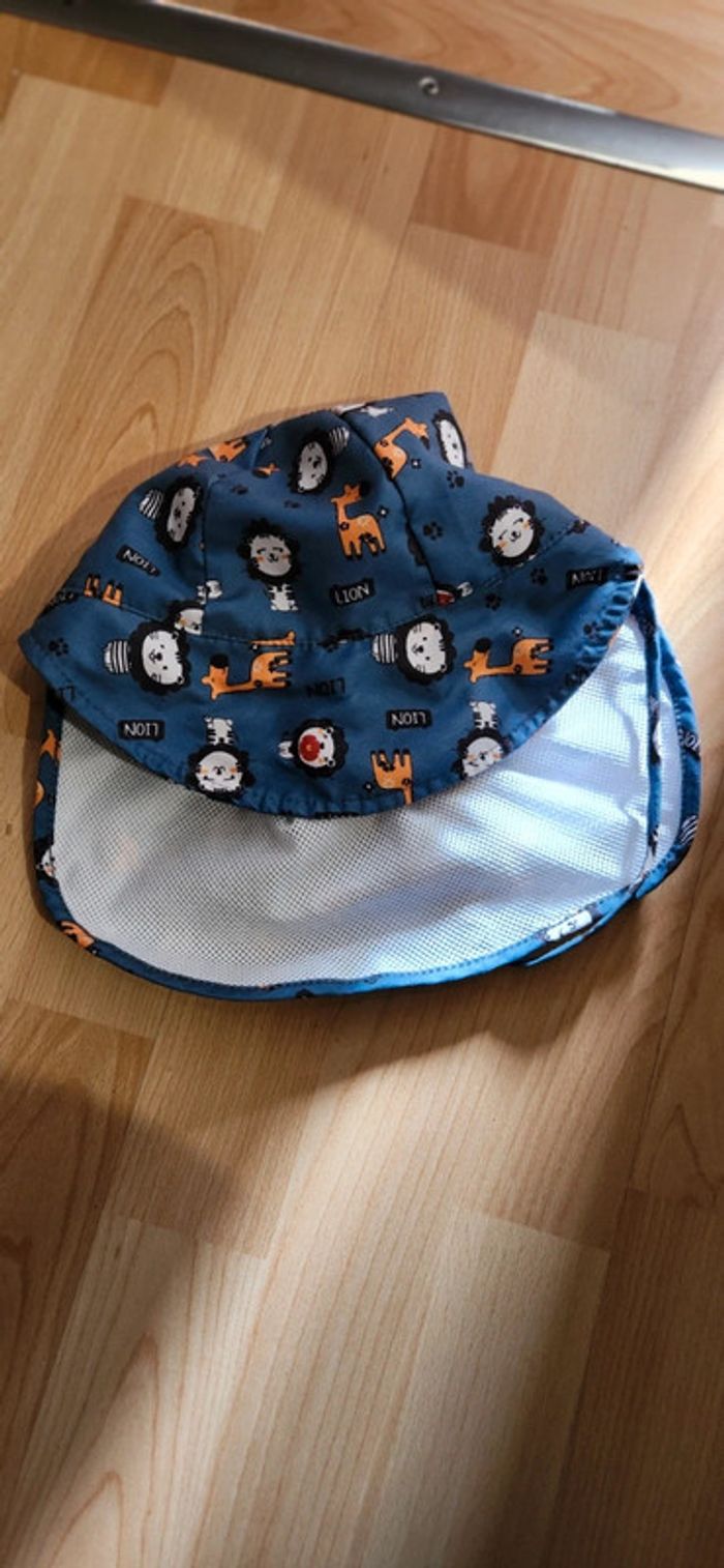 Casquette avec protection pour le cou