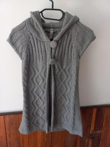Gilet gris sans manches avec capuche