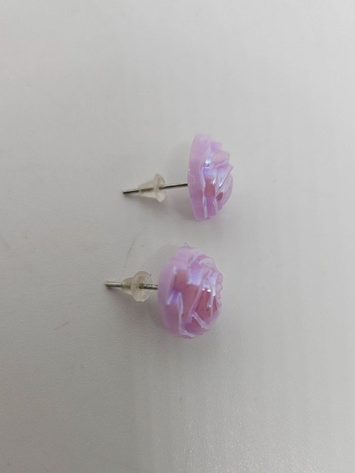Paire de boucles d'oreilles.
Neuve.
Fleur violette claire - photo numéro 2