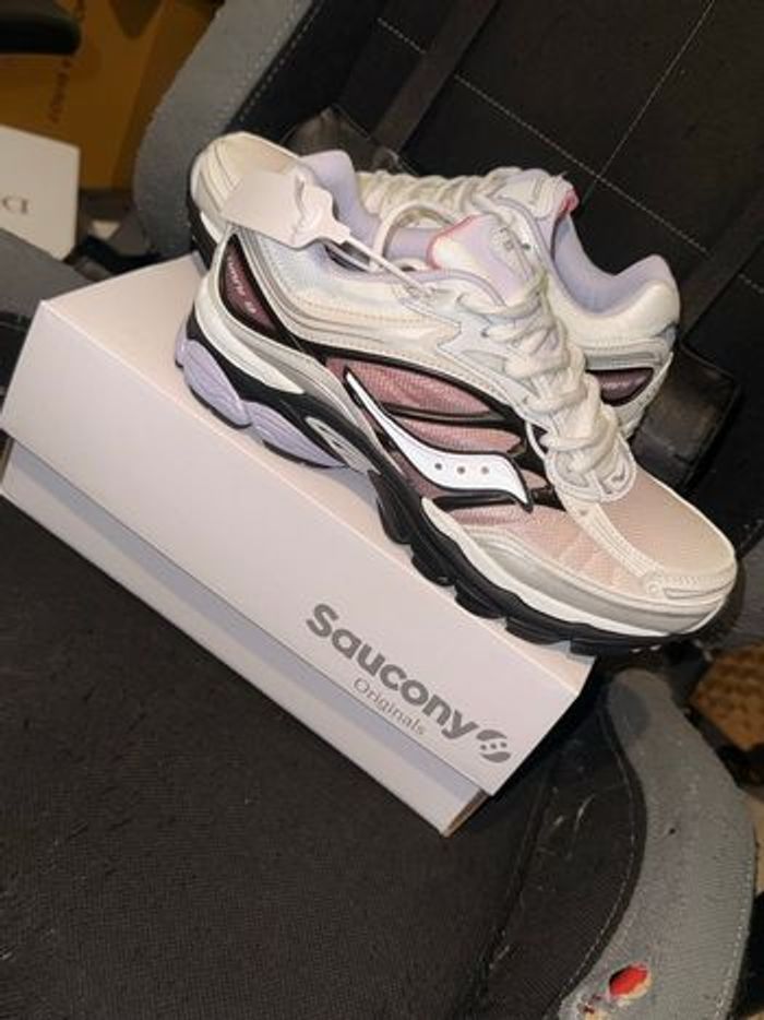 Saucony blanche et rose neuf taille 40