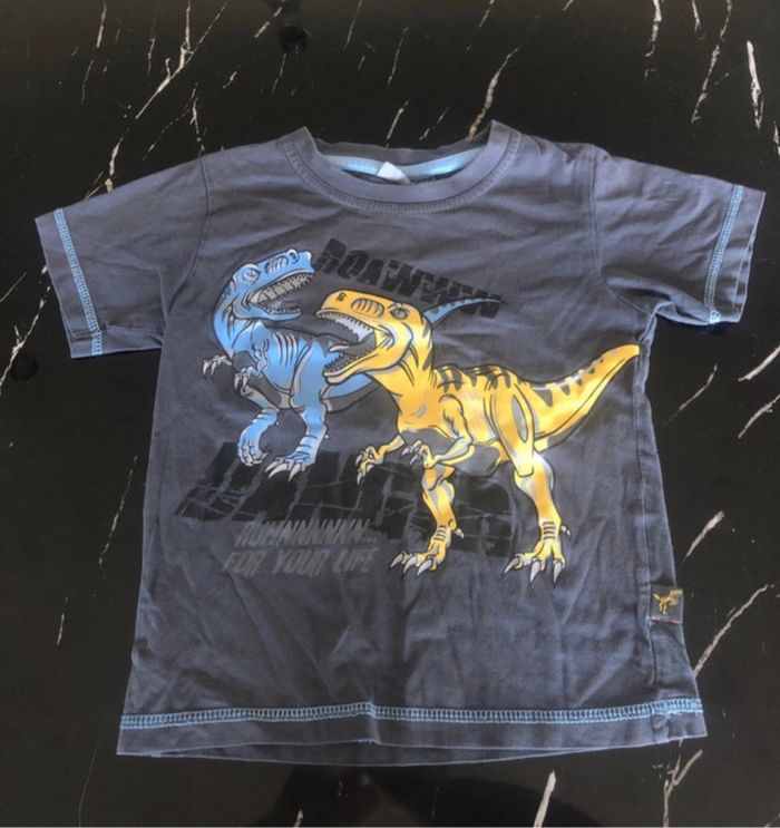T shirt dinosaure okay 104 cm