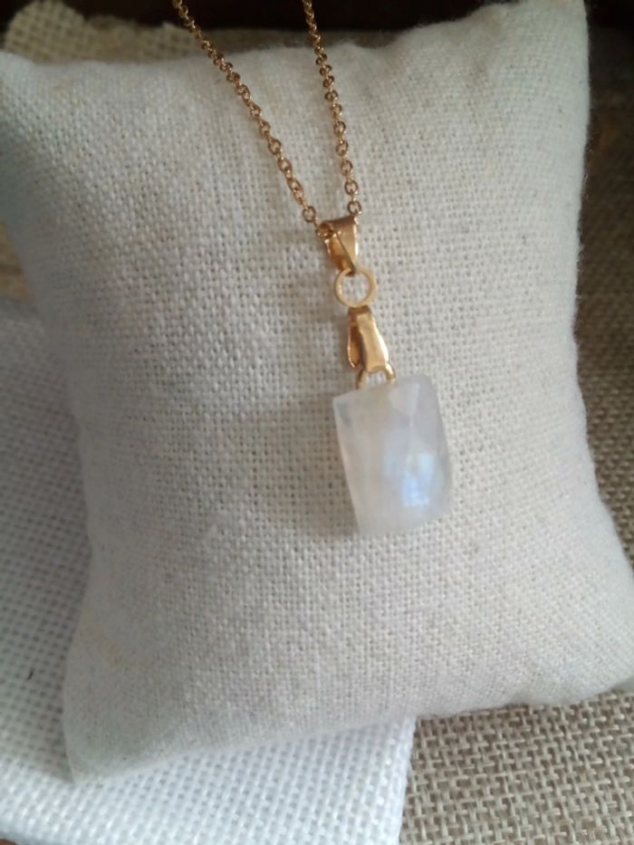 Collier pierre de lune à reflets bleutés