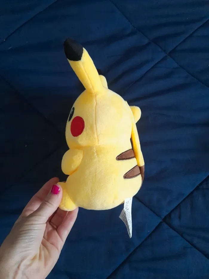 Peluche pikachu neuve - photo numéro 2