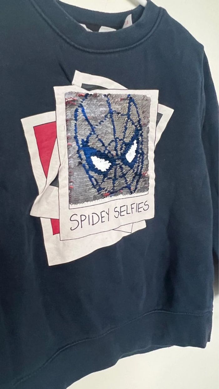 Sweat-shirts Marvel Spiderman avec sequin en parfait état taille5/6 ans H&M  80% coton - photo numéro 2
