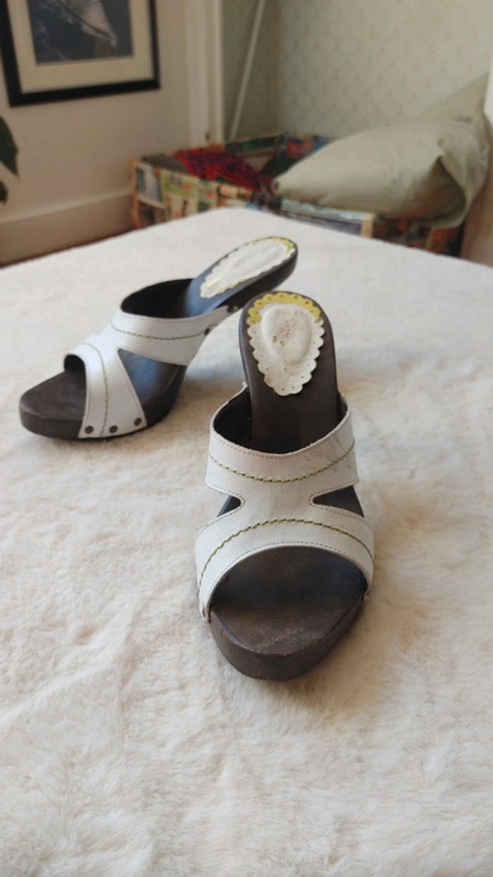 Magnifique mule escarpins vintage ouverts en cuir et bois talon fine transparente - photo numéro 8