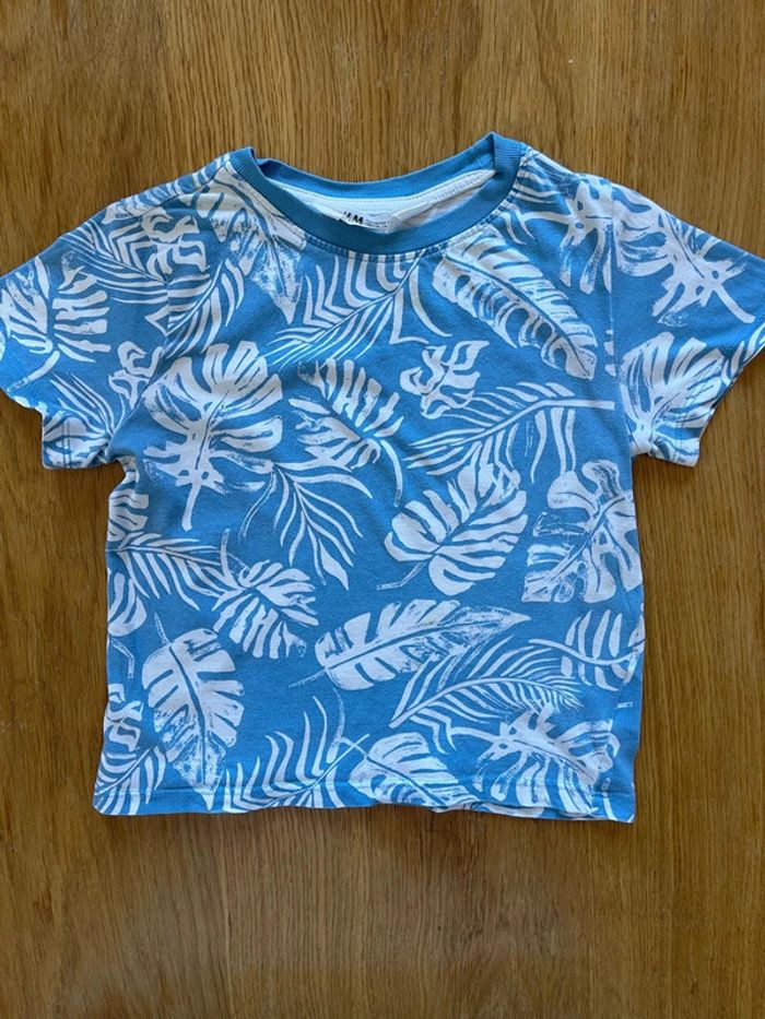 T shirt bleu et blanc type Hawaï 3 ans