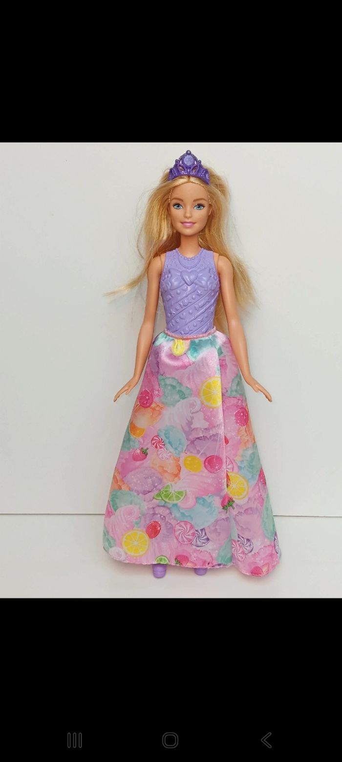 Poupée mattel barbie Dreamtopia royaume des bonbon
Poupée et ensemble compris