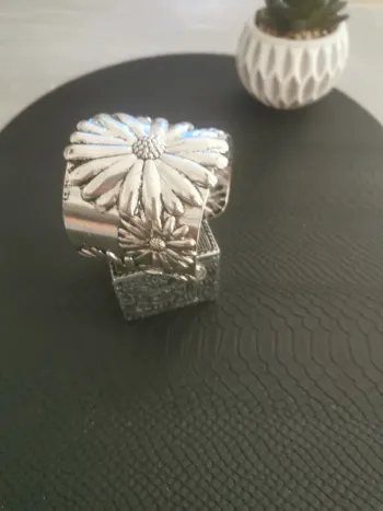 Bracelet femme manchette fleur argenté