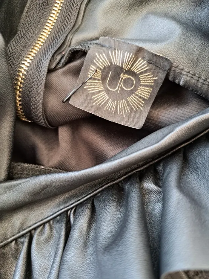 Jupe à bretelles noire - neuve - simili cuir - UP - taille S - photo numéro 5