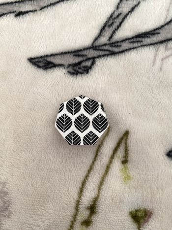 Broche noire et blanche de la créatrice la boutique de Sozo.