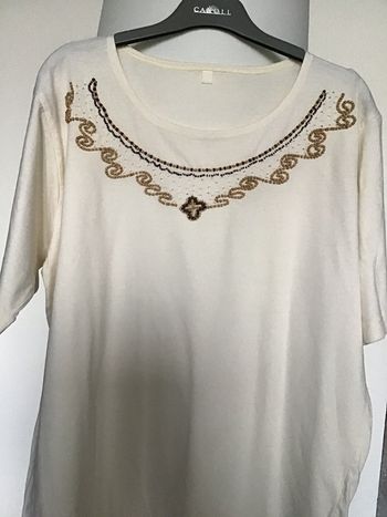 Tee shirt a perles cousues