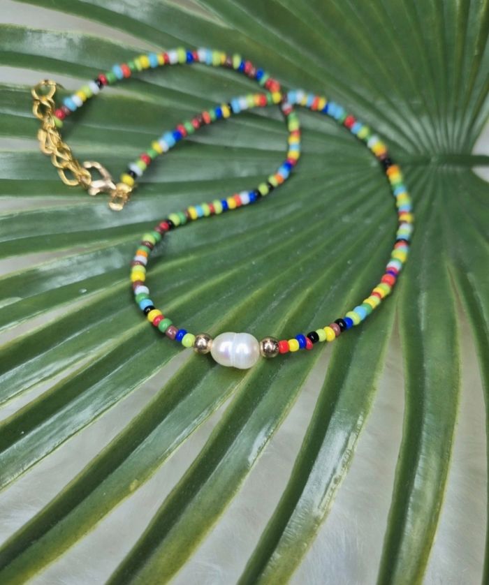 Collier ras de cou en perles rocailles multicolores et perle nacrée blanche 🦪🌈✨ #Bijoux #Collier #Perles - photo numéro 2