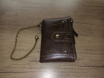 Portefeuille marron avec chaine