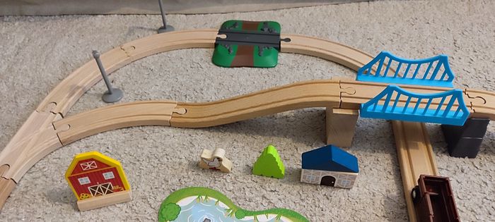 Joli circuit de petit train en bois Brio et Delta
