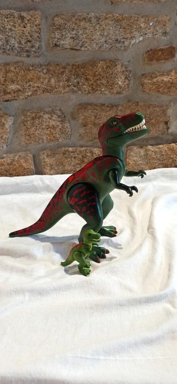 T-rex dinosaure tyrannosaure avec bébé vert et rouge playmobil